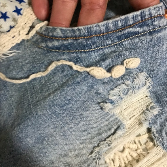 Belted short jean shorts with crochet embellished - Picture 7 of 10